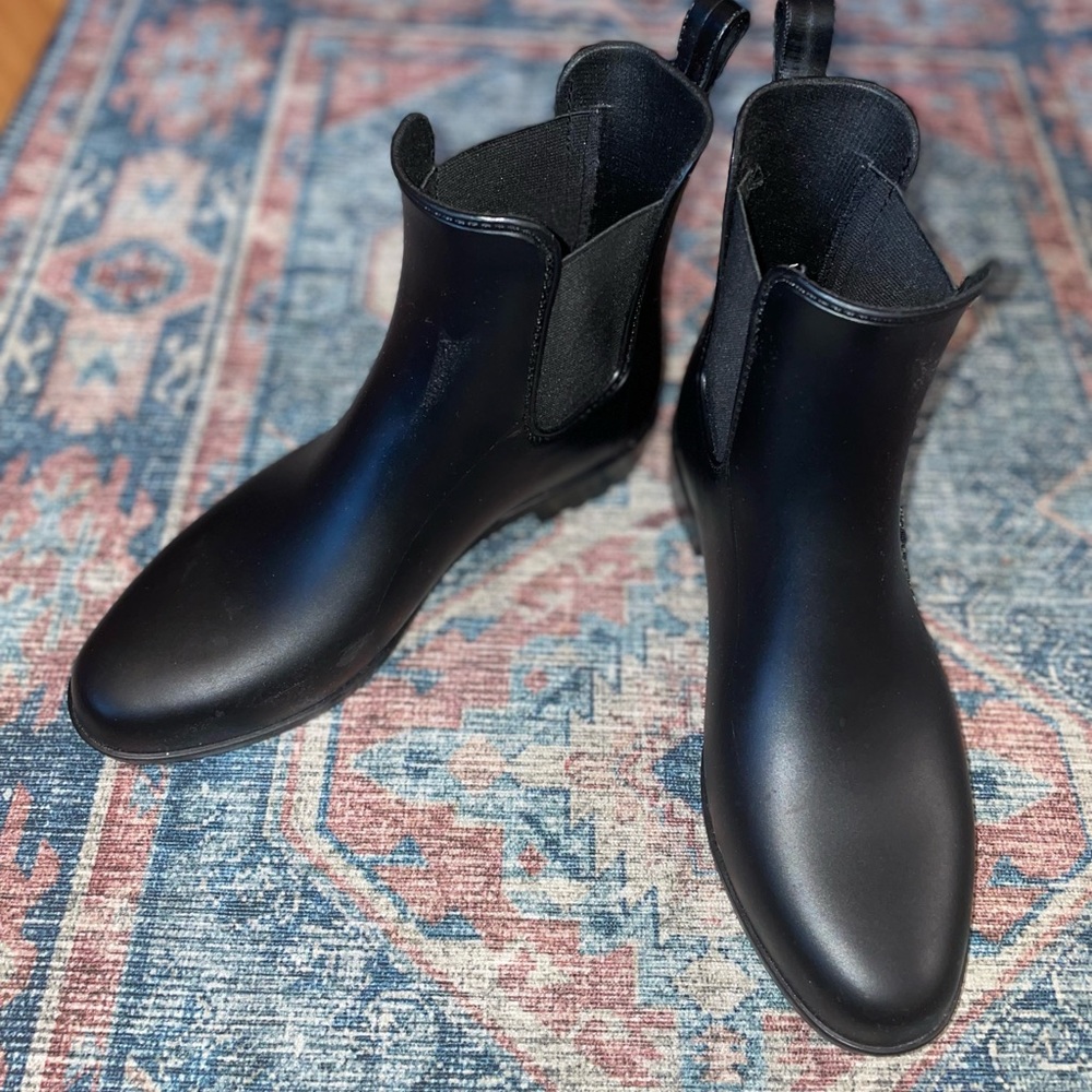 Super cute Chelsea boots
